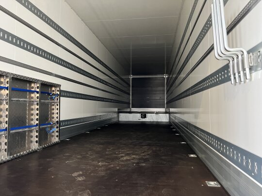 Dustproof semi-trailer